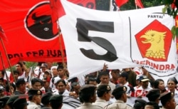 Polisi mengawal pendukung Partai Demokrasi Indonesia Perjuangan (PDI-P) dan Partai Gerakan Indonesia Raya (GERINDRA) di Komisi Pemilihan Umum di Jakarta, 16 Mei 2009. (Foto: REUTERS/Supri)