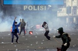 Demonstran bentrok dengan polisi saat protes terhadap UU Cipta Kerja yang kontroversial di Jakarta, 8 Oktober 2020. (Foto: REUTERS/Willy Kurniawan)