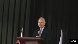 美国在台协会执行理事罗瑞智对华府地区台侨发表美台关系讲话（美国之音钟辰芳拍摄）