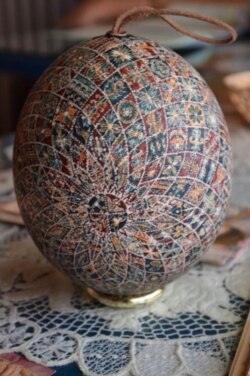 Salah satu telur hias hasil karya Kati Zsigo. (Zsigóné Kati via Wikimedia Commons)