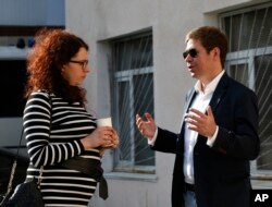 Ukrainian pilot Nadezhda Savchenko's lawyer Ilya Novikov (r) speaks with Oksana Sokolovskaya (l) lawyer for Yevgeny Yerofeyev, after the court session in Kyiv, Ukraine, April 18, 2016.