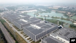 无人机拍摄的照片显示了位于中国东阿的全球最大驴皮胶生产商东阿阿胶股份有限公司的主要加工设施。（资料照片，2018年5月15日）