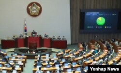 20일 정세균 국회의장이 본회의에서 정부조직법 개정안을 통과시키고 있다.