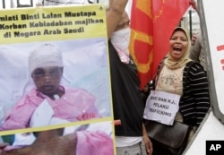 FILE - Indonesian workers shout slogans during a protest against the alleged abuse an Indonesian maid in Saudi Arabia, outside the Parliament in Jakarta, Indonesia Nov. 23, 2010. Reports of migrant workers being abused by their Saudi employers are rampant, according to rights groups.