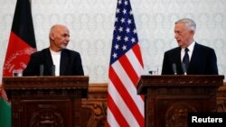 Afghanistan's president Ashraf Ghani, left, and U.S. Defense Secretary James Mattis, right, attend a news conference in Kabul, Afghanistan, Sept. 27, 2017.