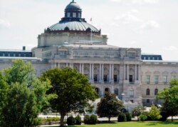 Gambar yang diambil melalui jendela ini menunjukkan Library of Congress di Washington pada Kamis, 19 Agustus 2021. (Foto: AP)