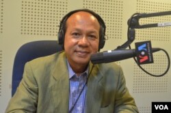 លោក ឱក សេរី សោភក្តិ៍ អ្នក​ឯកទេស​ខាង​ផ្នែក​អភិបាលកិច្ច ចូល​រួមជាវាគ្មិន​ក្នុង​កម្មវិធី​វិទ្យុ Hello VOA កាល​ពី​ថ្ងៃ​ច័ន្ទ ទី​២៥ ខែមករា ឆ្នាំ​២០១៦។ (លឹម សុធី/VOA)