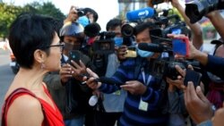 រូបឯកសារ៖ អ្នក​តស៊ូ​មតិ​សិទ្ធិមនុស្ស​អាមេរិកាំង​ដើម​កំណើត​ខ្មែរ​អ្នកនាង សេង ធារី (ឆ្វេង) ថ្លែង​ទៅ​កាន់​អ្នក​កាសែត​នៅ​មុន​សវនាការ​មួយ​នៅ​តុលាការ​រាជធានី​ភ្នំពេញ ថ្ងៃទី១៤ ខែមករា ឆ្នាំ២០២១។