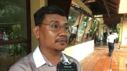 រូបឯកសារ៖ លោក ​ស៊ឹង​ សែនករុណា ​មន្ត្រី​អង្គការ​អាដហុក ​ចេញ​មក​អង្កេត​ការណ៍​នៅ​ឯ​កាសែត​ភ្នំពេញ​ប៉ុស្ដិ៍ ​កាលពីល្ងាច​ថ្ងៃទី០៧​ ខែឧសភា ​ឆ្នាំ២០១៨ ​ពេល​ដែល​លោក​និពន្ធ​នាយក​ កៃ ​គឹមសុង ​ត្រូវ​បាន​បណ្ដេញ​ចេញ ​ជុំវិញ​ការ​ចេញ​ផ្សាយ​អត្ថបទ​អំពី​ទំនាក់​ទំនង​របស់​ម្ចាស់​ថ្មី​នៃ​កាសែត​មួយ​នេះ ​ទៅ​នឹង​លោក​នាយក​រដ្ឋ​មន្ត្រី ​ហ៊ុន ​សែន។ ​(ហ៊ុល រស្មី/VOA)​