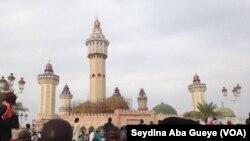 Des pèlerins à la grande mosquée lors du Magal, à Touba, Sénégal, 8 novembre 2017. (VOA/Seydina Aba Gueye)