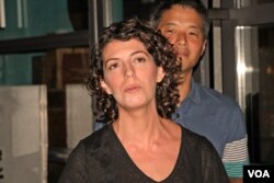 អ្នកស្រី Molly Ball អតីត​អ្នក​រាយការណ៍​ឲ្យ​កាសែត​ឌឹខេមបូឌា ដេលី ពី​ឆ្នាំ​២០០០​ដល់​ឆ្នាំ​២០០២ ចូលរួមការ​ជួបជុំគ្នា​មួយ​របស់​អតីត​ក្រុម​អ្នក​រាយការណ៍​ឲ្យ​កាសែត​ដេលី​ជាង​២០នាក់ នៅ​រដ្ឋធានី​វ៉ាស៊ីនតោន កាលពី​ថ្ងៃទី៨ ខែកញ្ញា ឆ្នាំ២០១៧។ (ទែន សុខស្រីនិត/VOA)