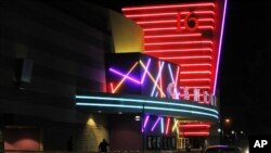 Gedung Bioskop "The Century 16" di Aurora, Colorado (Foto: dok). Di dalam gedung inilah seorang bertopeng menembaki para penonton pemutaran perdana film terbaru Batman yang diputar tengah malam. Sedikitnya 12 orang dinyatakan tewas dalam insiden Jumat dini hari (20/7) itu.