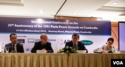 លោក ស៊ុន ឆ័យ (ខាងស្តាំ​កណ្តាល) តំណាងរាស្រ្ត​គណបក្ស​ប្រឆាំង ថ្លែង​ក្នុង​សន្និសីទ​អន្តរជាតិ​ស្តី​អំពី​ការ​អនុវត្ត​សន្ធិសញ្ញា​ទីក្រុង​ប៉ារីស អំពី​ស្ថានភាព​នយោបាយ​កម្ពុជា​ក្នុង​កំឡុង​ពេល​២៥ឆ្នាំ ក្រោយ​ការ​សម្រេច​សន្ធិសញ្ញា​សន្តិភាព​មួយ​នេះ នៅ​ទីក្រុង​ភ្នំពេញ កាលពី​ថ្ងៃពុធ ទី១៩ ខែតុលា ឆ្នាំ២០១៦។