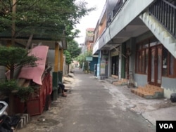 Pasar Minggu Baru abuts a commuter rail line, South Jakarta, Indonesia, July 26, 2017. (K. Varagur)