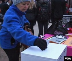 Peserta Stand with Japan memberikan sumbangan yang akan disalurkan lewat Palang Merah Amerika.