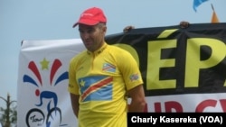 Le Français Noël Richet, maillot jaune, lors de la première étape à Goma, en RDC, le 15 juin 2017. (VOA/Charly Kasereka)