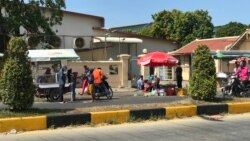 ទិដ្ឋភាព​នៅ​ខាង​ក្រៅ​រោងចក្រ​មួយ​ ដែល​ស្ថិត​ក្នុងខណ្ឌ​សែនសុខ​ រាជធានី​ភ្នំពេញ។ (ហ៊ុល រស្មី/វីអូអេ)