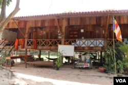 កុដិស្នាក់អាស្រ័យរបស់ព្រះសង្ឃ នៅវត្តអណ្តូងឥដ្ឋ ស្ថិតក្នុងភូមិថ្មី ឃុំសាមគ្គី ស្រុកប្រាសាទបល្ល័ង្ក ខេត្តកំពង់ធំ។ (ស៊ុន ណារិន/VOA)