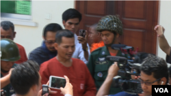 Meach Sovannara, CNRP senior activist, escorted by prison guards. (Photo: VOA Khmer)