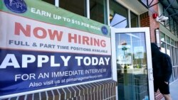 미국 뉴햄프셔주 살렘의 식당 외부에 구인 광고가 걸려있다. (자료사진)