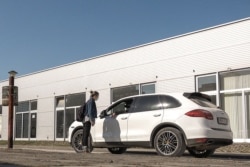 CIN je otkrio da je Muharem Pavitinović iz zemlje ilegalno iznosio velike količine keša. Sa novinarima nije imao vremena razgovarati jer, kaže, „mora do banke“ (Foto: CIN)