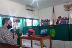Yohanes Tomi Astanto, anggota Polda DIY diambil sumpahnya sebagai saksi dalam persidangan kasus sate sianida di PN Bantul, DI Yogyakarta, Kamis, 21 Oktober 2021. (Foto: VOA/Nurhadi Sucahyo)