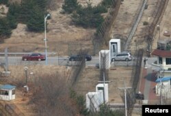 지난 2008년 한국 관광객이 탄 차들이 북한 금강산을 가기 위해 비무장지대(DMZ)로 들어서고 있다. 1998년 11월 시작된 금강산 관광은 2008년 자가용을 통한 육로관광도 허용되었으나, 금강산 구경에 나섰던 한 관광객이 산책 중 북한군의 총에 맞아 사망한 사건이 발생하면서 2008년 7월 11일 전면 중단됐다.