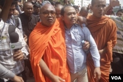 ព្រះអង្គ ប៊ុត ប៊ុនតិញ (ពាក់វែនតា) និមន្ត​ជាមួយ​អ្នក​វិភាគ​នយោបាយ លោក គឹម សុខ ឆ្ពោះ​ទៅ​សាលា​ដំបូង​រាជធានី​ភ្នំពេញ កាលពី​ខែកុម្ភៈ ឆ្នាំ២០១៧ ដើម្បី​ជា​ការ​លើក​ទឹកចិត្ត​ដល់​លោក គឹម សុខ ដែល​ត្រូវបាន​តុលាការ​ចោទ​ប្រកាន់​ទាក់ទង​នឹង​ការថ្លែង​ថា គណបក្ស​ប្រជាជន​នៅ​ពីក្រោយ​ការ​សម្លាប់​លោក កែម ឡី។ (ស៊ុន ណារិន/VOA)