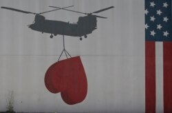 Mural di dinding Kedutaan Besar AS di Kabul, Afghanistan, 30 Juli 2021. (AP Photo/Mariam Zuhaib)