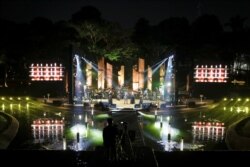 Grup musik "Rumpies" tampil dalam konser streaming online di Hutan Kota by Plataran, di tengah pandemi COVID-19, di Jakarta, 28 Mei 2021. (REUTERS/Willy Kurniawan)