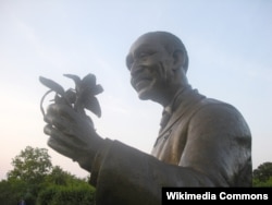 미주리 주 다이아몬드에 세워진 조지 워싱턴 카버 동상.