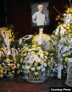 赵紫阳去世后灵堂的赵紫阳遗像和众人送的花篮花圈