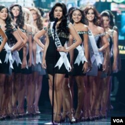 Qory Sandioriva, Putri Indonesia 2010, dalam sebuah acara awal Miss Universe.