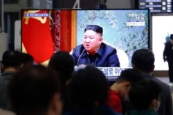 Penayangan foto Pemimpin Korut, Kim Jong-un, 25 Maret 2021, di Stasiun Kereta Api Suseo di Seoul, Korsel.