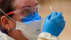 Rachel Arden menginstruksikan seorang siswa tentang cara mengelola sendiri tes COVID-19 cepat di Weber State University di Ogden, Utah, 11 November 2020. (Foto: AP)