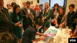 A young Cambodian girl shows her ability to change a wallpaper of Google webpage at the launching of STEM projects by the British Embassy in Phnom Penh on November 9, 2016. (Hean Socheata / VOA Khmer)