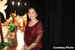 អ្នកស្រី ទេស សំអឿន​ នាយិកា​សមាគម​រក្សាមរតក​ខ្មែរ​ក្នុង​សហរដ្ឋអាមេរិក នៅ​ក្នុង​ពេល​ក្រុម​សម្តែង​របស់អ្នកស្រី​សម្តែង​នៅ​បណ្ណាល័យ​រដ្ឋសភា​អាមេរិក នៅ​រដ្ឋធានី​វ៉ាស៊ីនតោន​ កាលពី​ខែ​ឧសភា ឆ្នាំ២០១៧។ (រូបថត​ដោយ​សមាគម​រក្សាមរតក​ខ្មែរ)