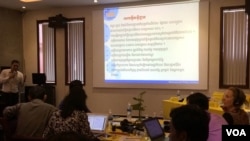 Representatives of local and international nongovernmental organizations met in Phnom Penh on Friday to put forward their views on the touted Access to Information Law. (Photo by Phorn Bopha/VOA Khmer)