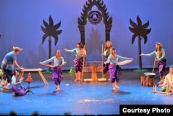 អ្នក​រាំ​របាំ​នៃ​សមាគម​រក្សា​មរតក​ខ្មែរ ដែល​ដឹកនាំ​ដោយ​លោក ទេស សារឿម និង​អ្នកស្រី ទេស សំអឿន កំពុង​សម្តែង​របាំ​បុរាណ​ខ្មែរ​មួយ នៅ​បណ្ណាល័យ​រដ្ឋសភា​អាមេរិក នៅ​រដ្ឋធានី​វ៉ាស៊ីនតោន កាលពី​ខែឧសភា ឆ្នាំ២០១៧។ (រូបថត​ដោយ​សមាគម​រក្សាមរតក​ខ្មែរ)