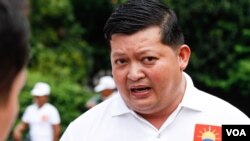 លោក គង់ មុនីកា ប្រធាន​គណបក្ស​ឆន្ទ:​ខ្មែរ ផ្តល់​សម្ភាសន៍​ដល់​ VOAនៅ​ថ្ងៃ​ទី០៧ ខែ​កក្កដា ឆ្នាំ២០១៨ ​ នៅ​ឯ​ទីស្នាក់ការ​បក្ស​ ក្នុង​រាជធានី​ភ្នំពេញ។ (គី ម៉េងលី/VOA)