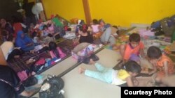 Para pengungsi tinggal di penampungan sementara di Jayapura, Papua. (Foto: IKM Papua)