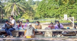 សិស្សដែលទើបនឹងជាប់សញ្ញាបត្រមធ្យមសិក្សាទុតិយភូមិដោយស្វ័យប្រវត្តិ ស្នើសុំដាកពាក្យរៀន និងដាក់ពាក្យប្រឡងអាហារូបករណ៍នៅសាកលវិទ្យាល័យភូមិន្ទភ្នំពេញ នៅថ្ងៃទី១១ ខែមករា ឆ្នាំ២០២១។ (ខាន់ សុគុំមនោ/វីអូអេ)