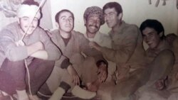 نسیم افغان (نفر وسط) با سربازان بسیجی ایران