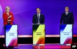 프랑스 대선에 나선 마린 르펜(왼쪽) '국민전선' 후보와 프랑수아 피용(오른쪽) 공화당 후보가 토론회에서 격돌하고 있다. 가운데는 브누아 아몽 사회당 후보.