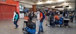 Pendaki gunung Spanyol yang terdampar, trekker, dan turis tiba di bandara Kathmandu, Nepal, untuk kembali ke tanah air mereka dengan penerbangan repatriasi yang diatur oleh pemerintah Spanyol, Jumat, 21 Mei 2021.
