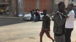 Moustapha Niang et d’autres chauffeurs attendent la restitution de leurs pièces à Dakar, le 9 décembre 2019. (VOA/Seydina Aba Gueye)