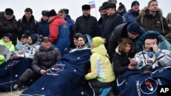 کیلی و کورنینکو در این مدت ۵۴۴۰ بار به دور زمین گردش کردند.