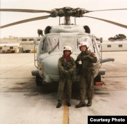 លោក ចាប សុគន្ធា ពេល​បម្រើការ​នៅក្នុង​ផ្នែក​ហោះហើរ​នៃ​កងទ័ពជើងទឹកអាមេរិក។ (រូបថតផ្តល់​ដោយ​គ្រួសារលោកចាប សុគន្ធា)