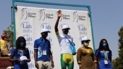 Le Burkina Faso se console avec le maillot blanc du meilleur jeune, remporté par Paul Daumont, à Ouagadougou, le 8 novembre 2021. (VOA/Kader Traoré)