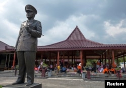 FILE - A statue of former Indonesian president Suharto is pictured at the Suharto museum in Yogyakarta, March 29, 2014.